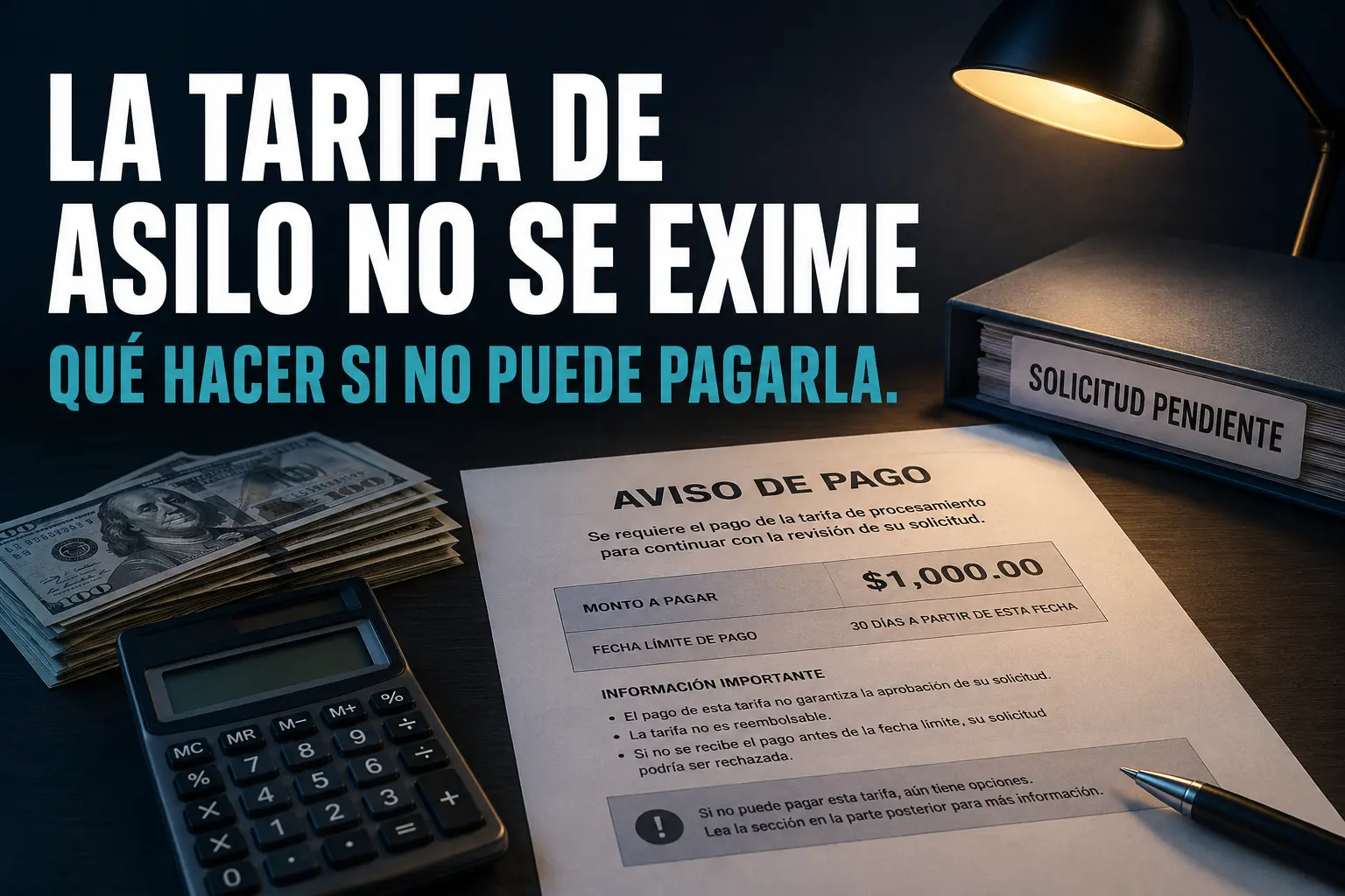 Aviso de pago de la tarifa anual de asilo junto a una calculadora y una carpeta de solicitud pendiente